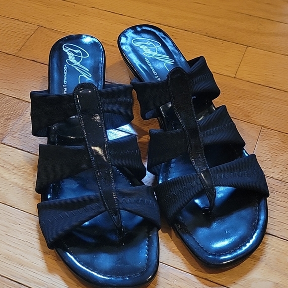 Donald J Pliner 8.5 - Picture 1 of 4